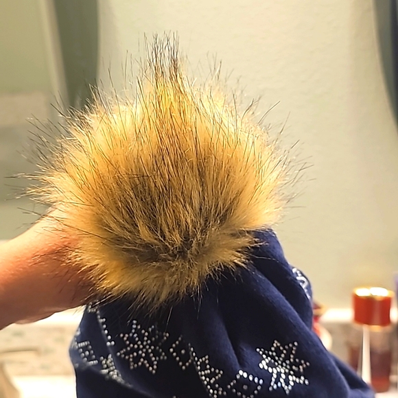 NWOT SEATTLE SEAHAWKS RINESTONE SNOWFLAKE UNISEX POM BLINKING BEANIE IN BLUE - Picture 8 of 11